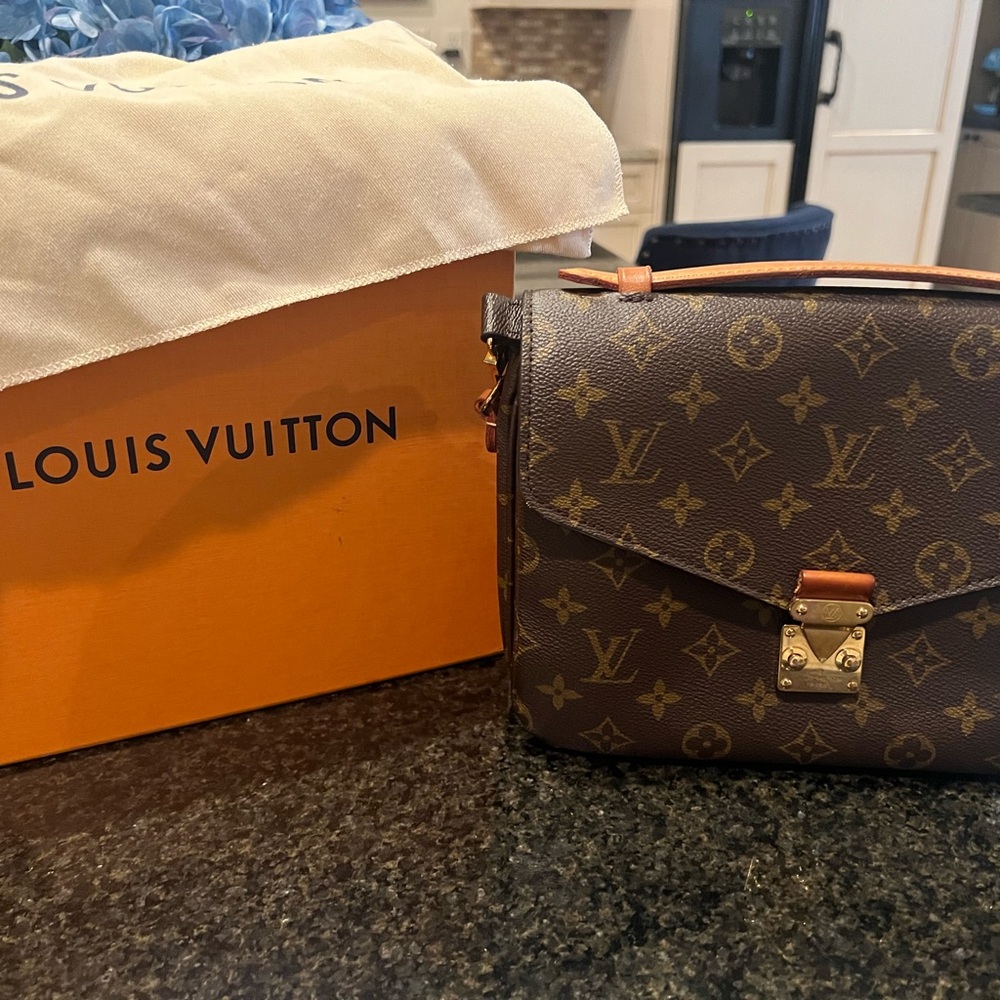 Louis Vuitton Crossbody Bag - Great Condition - Picture 3 of 8